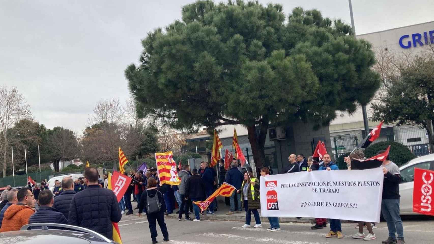 Varios sindicatos se manifiestan frente a las puertas de la sede de Grifols / @CGT TWITTER