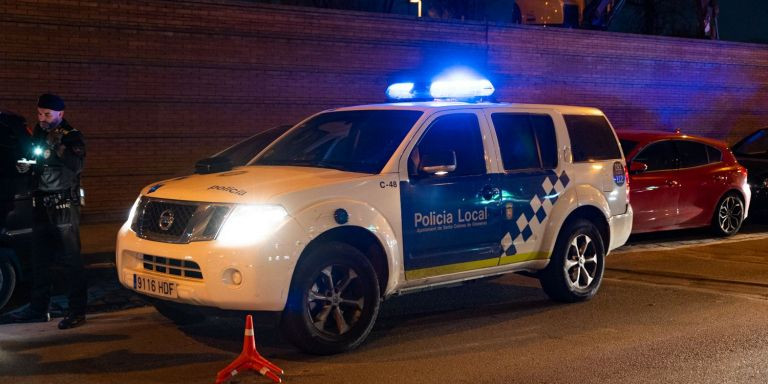 Un coche de la USIR de la Policía Local de Santa Coloma / LUIS MIGUEL AÑÓN - METRÓPOLI