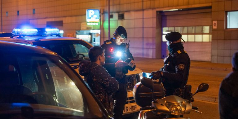 Agentes de la USIR de la Policía Local de Santa Coloma / LUIS MIGUEL AÑÓN - METRÓPOLI