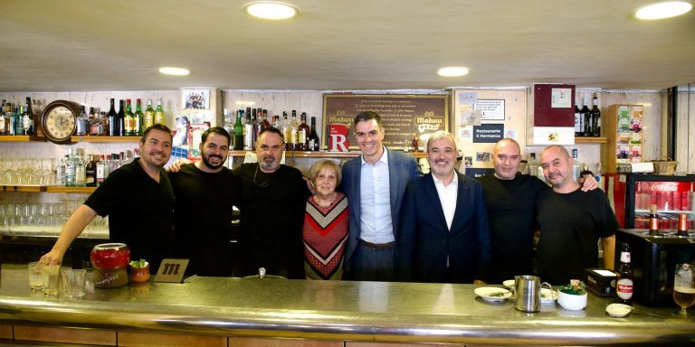 El presidente del Gobierno, Pedro Sánchez, y el alcaldable del PSC en Barcelona, Jaume Collboni, en el restaurante Cinco Hermanos de Canyelles / PSC