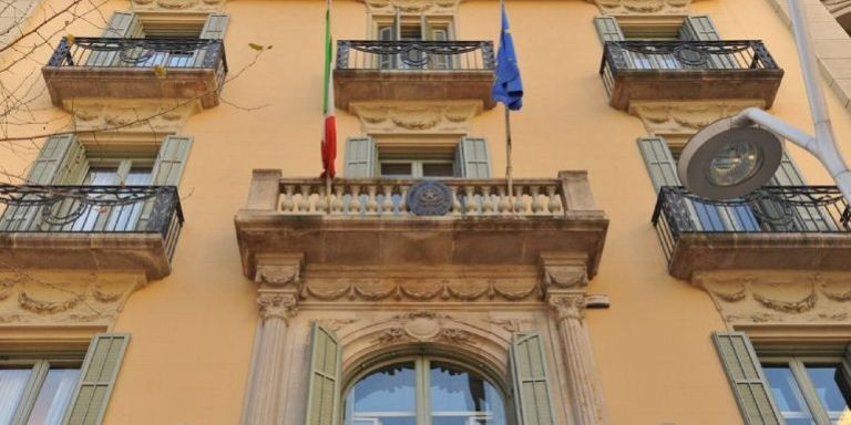 Banderas italiana y europea ondean en las ventanas del consulado italiano en Barcelona / FACEBOOK