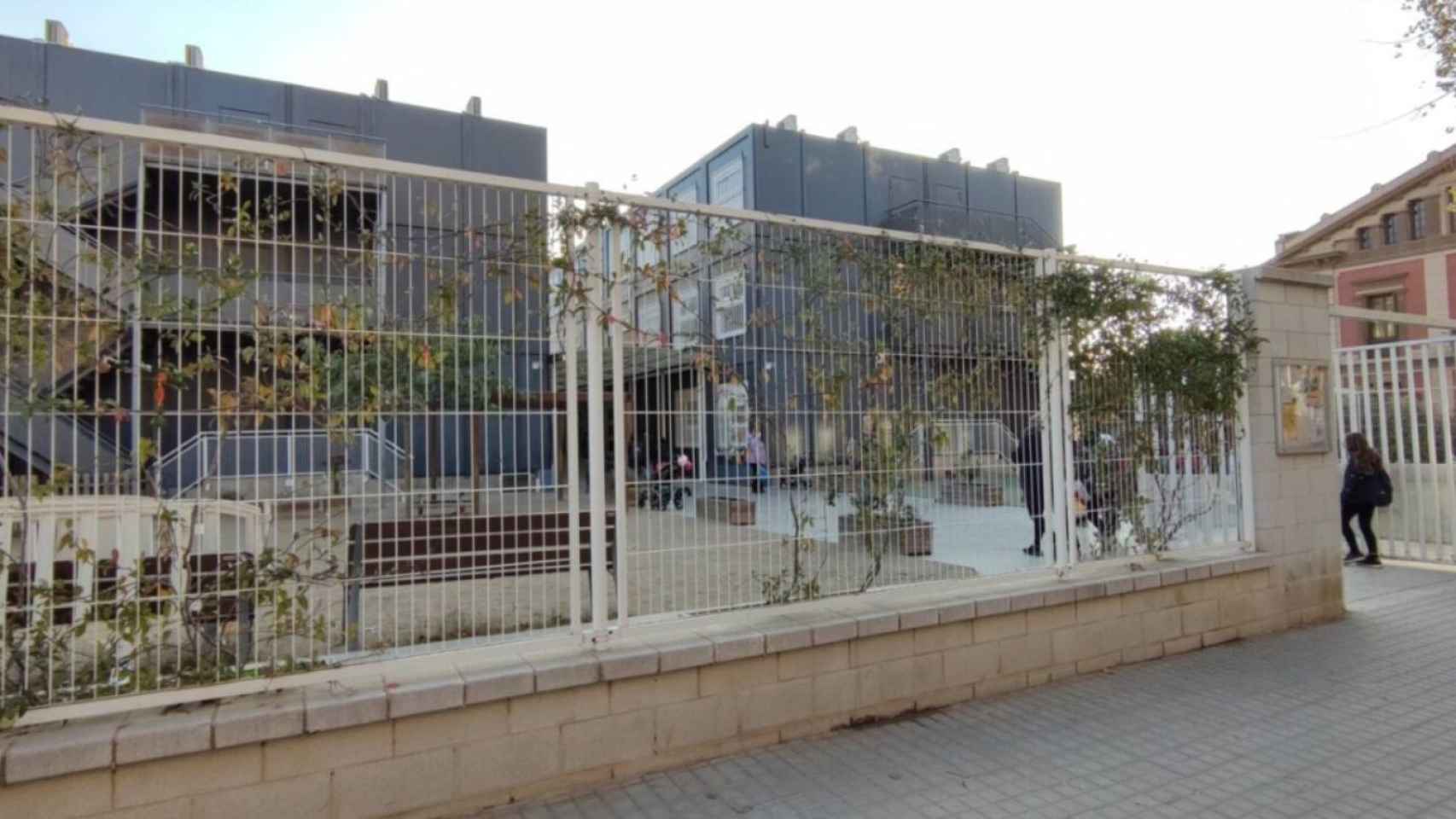 Exterior de la escuela 30 passos de La Sagrera / BETEVÉ