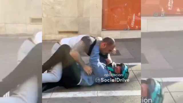 Brutal pelea entre dos personas en Nou Barris / TWITTER @SOCIALDRIVE