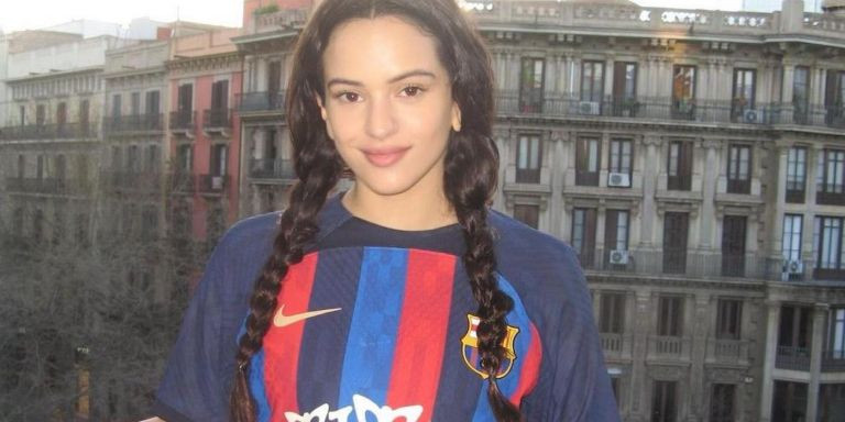 Rosalía con la camiseta del FC Barcelona para el Clásico / INSTAGRAM 