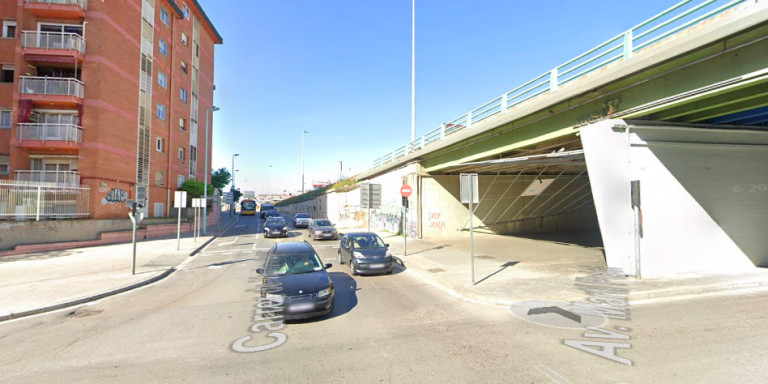 Lugar del coche entre un autobús y un turismo en Badalona / GOOGLE MAPS