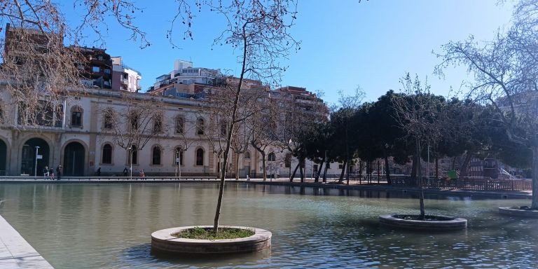 El lago de los Jardins del Baix Guinardó será la nueva ubicación del mercado de la estrella / MA