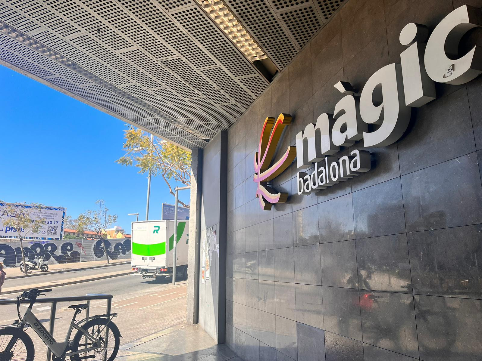 Instalaciones del Centre Comercial Màgic de Badalona / AV - METRÓPOLI