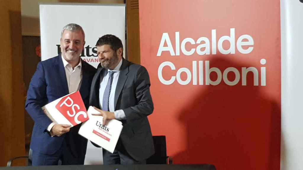 Jaume Collboni y Albert Batlle, tras suscribir el acuerdo entre el PSC y Units per Avançar / PSC