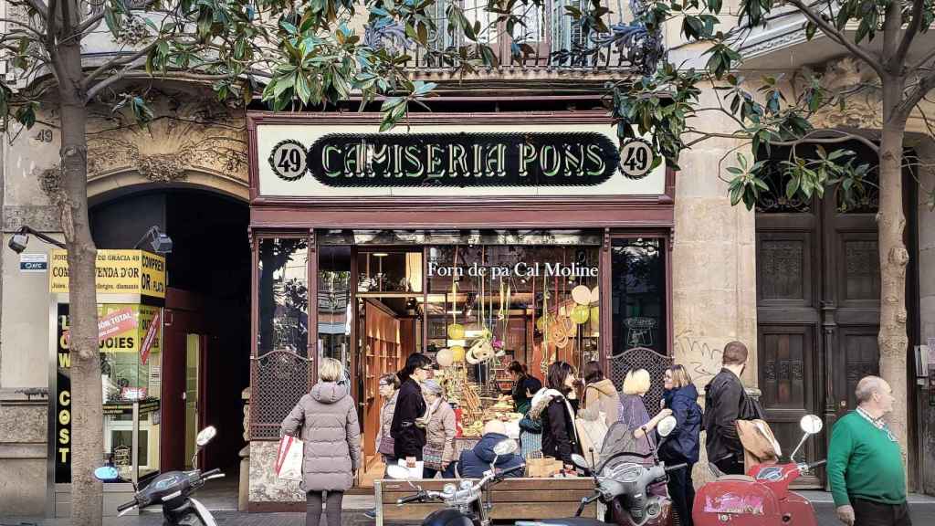 Fachada de la Camiseria Pons, actual local de una panadería de Cal Moliné / INMA SANTOS