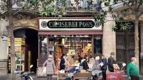 Fachada de la Camiseria Pons, actual local de una panadería de Cal Moliné / INMA SANTOS