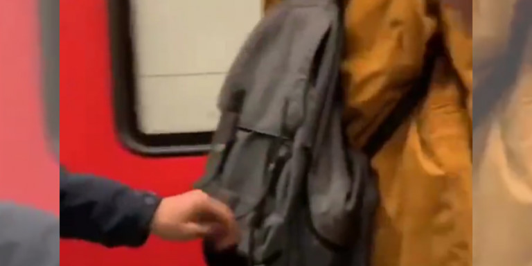 Un carterista roba en el metro de Barcelona a un pasajero / TWITTER