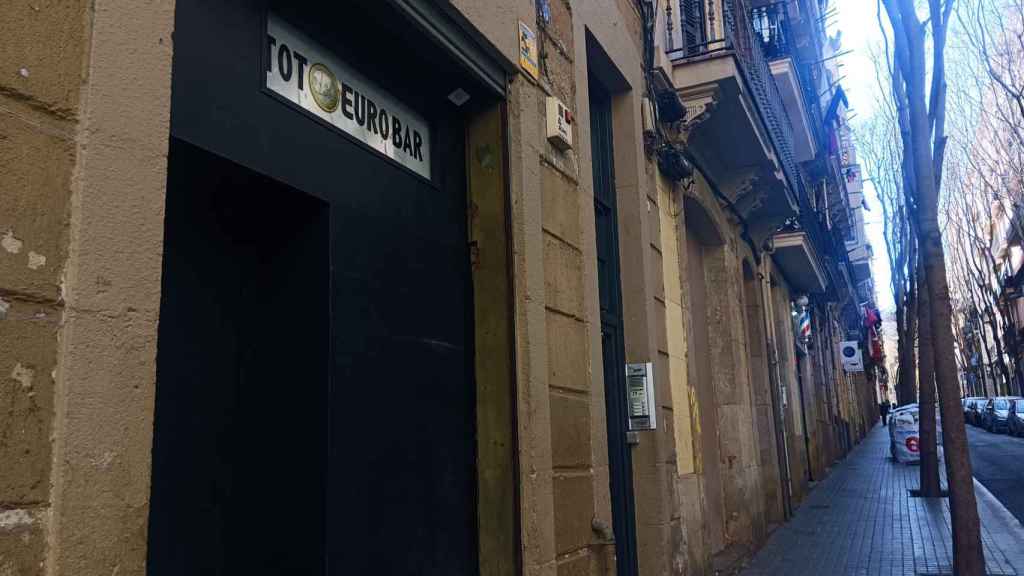 Han apuñalado a un joven delante del bar Tot Euro del Poble-sec / MA