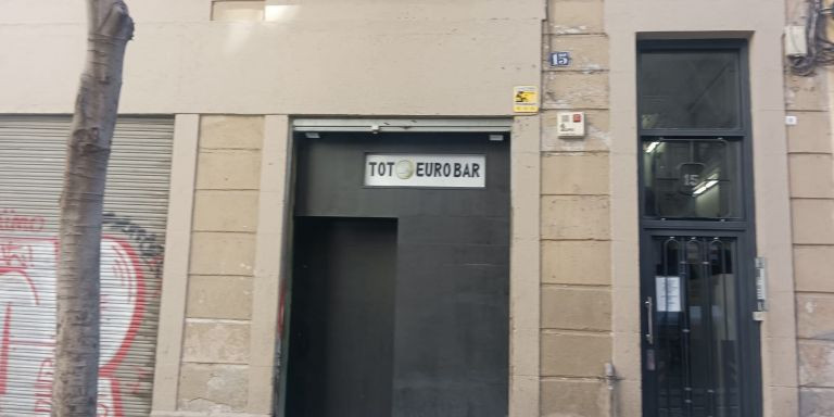 Exterior del Tot Euro Bar / MA