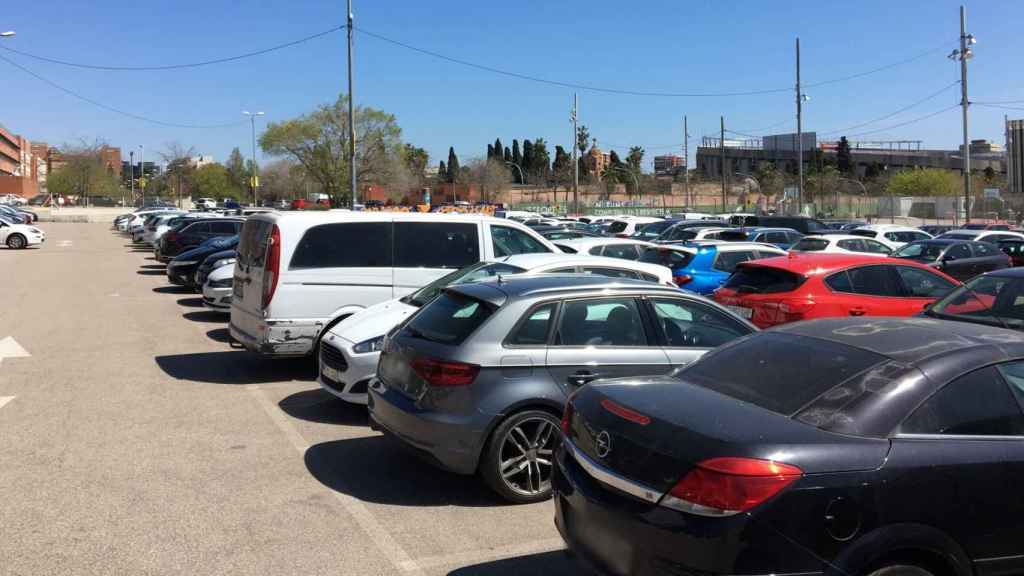 Coches aparcados en un parking en una imagen de archivo / METRÓPOLI