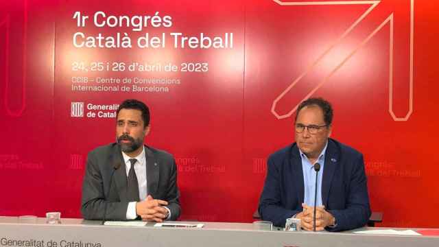 El conseller de Empresa y Trabajo, Roger Torrent, y el secretario de Trabajo de la Generalitat, Enric Vinaixa, presentan en rueda de prensa el I Congrés Català del Treball en
