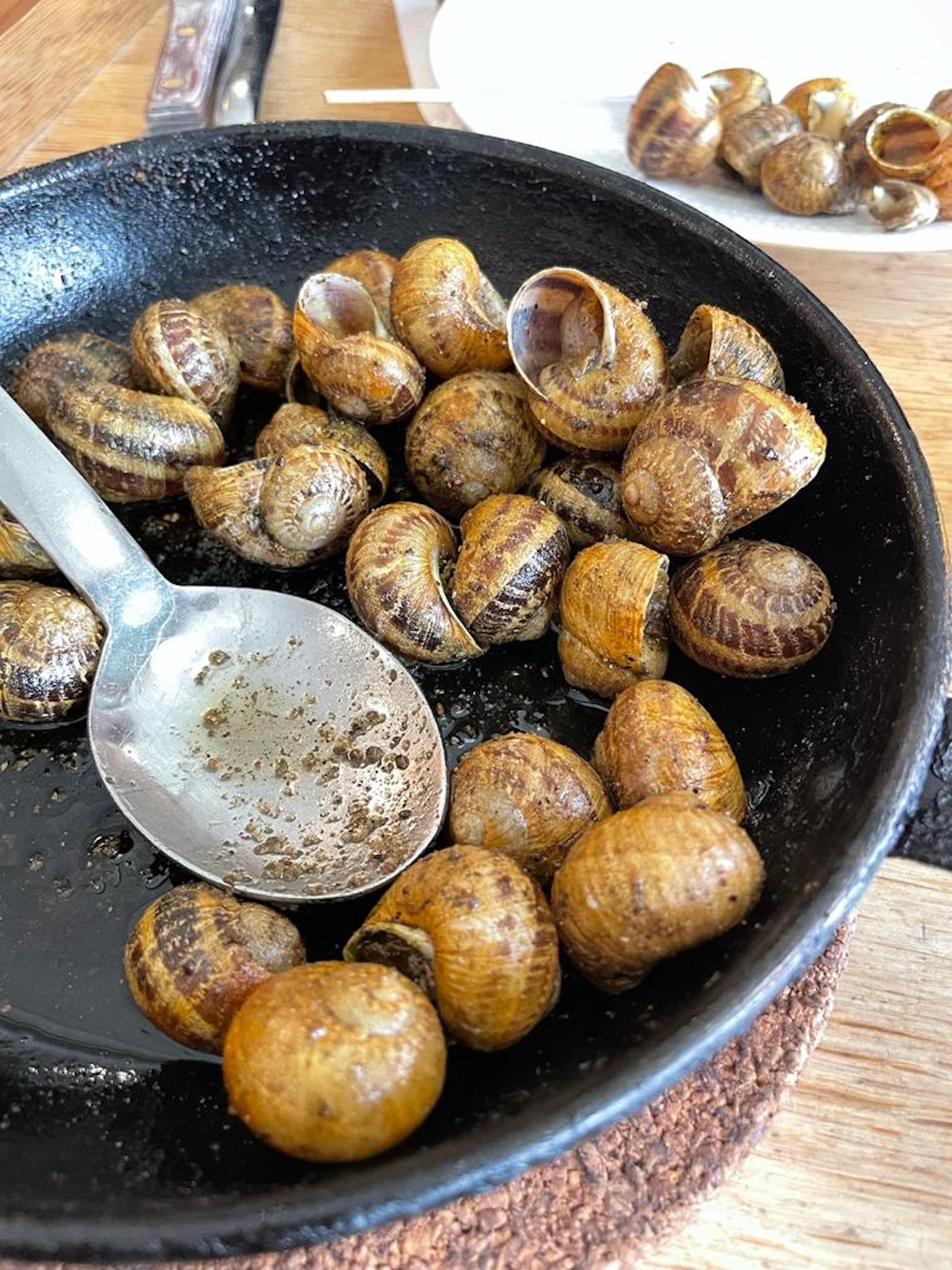 Caracoles a la llauna del restaurante Mussol de Barcelona / MA