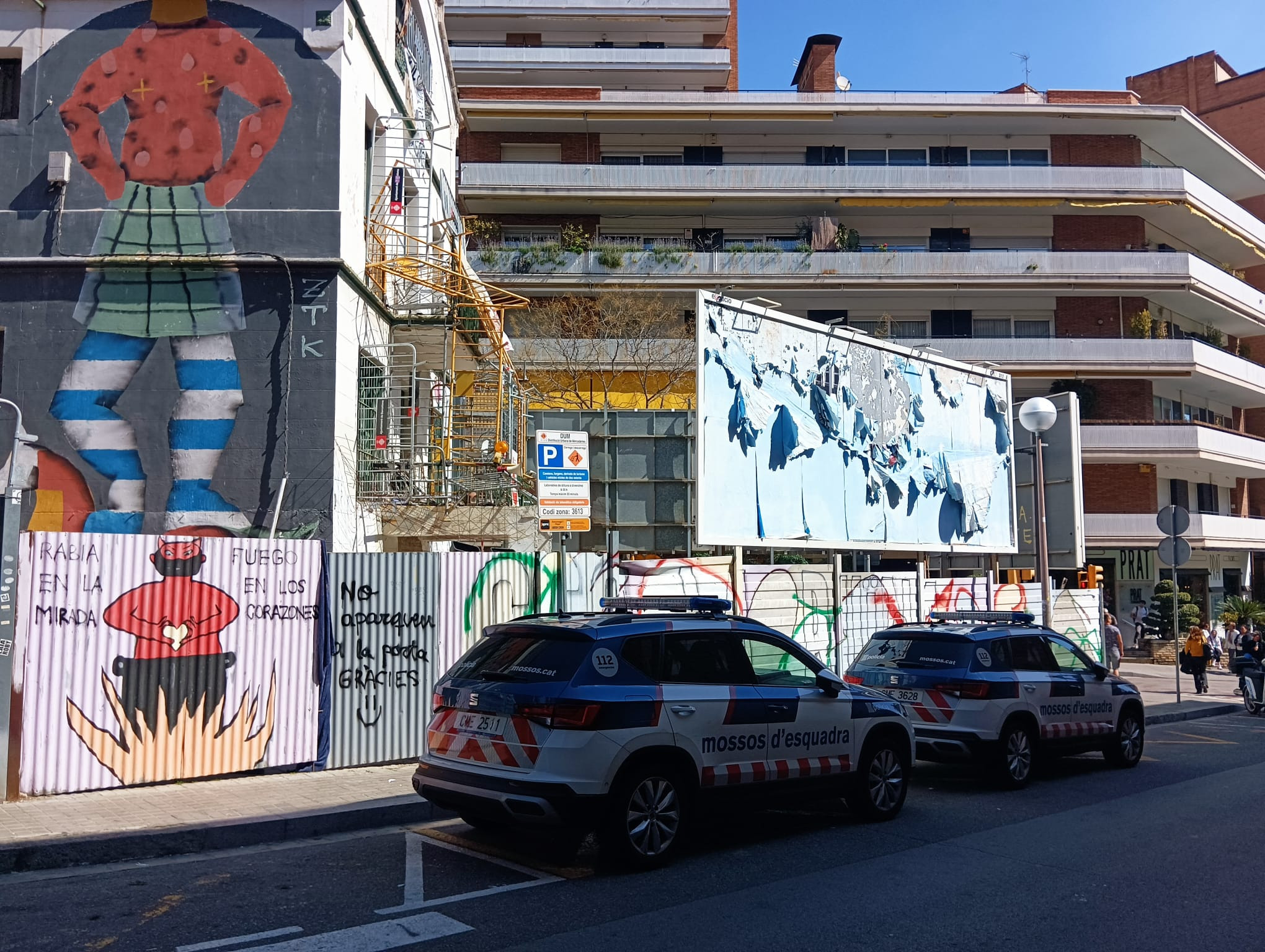 Exterior de la Ruïna, el edifico okupado en la Bonanova / MA