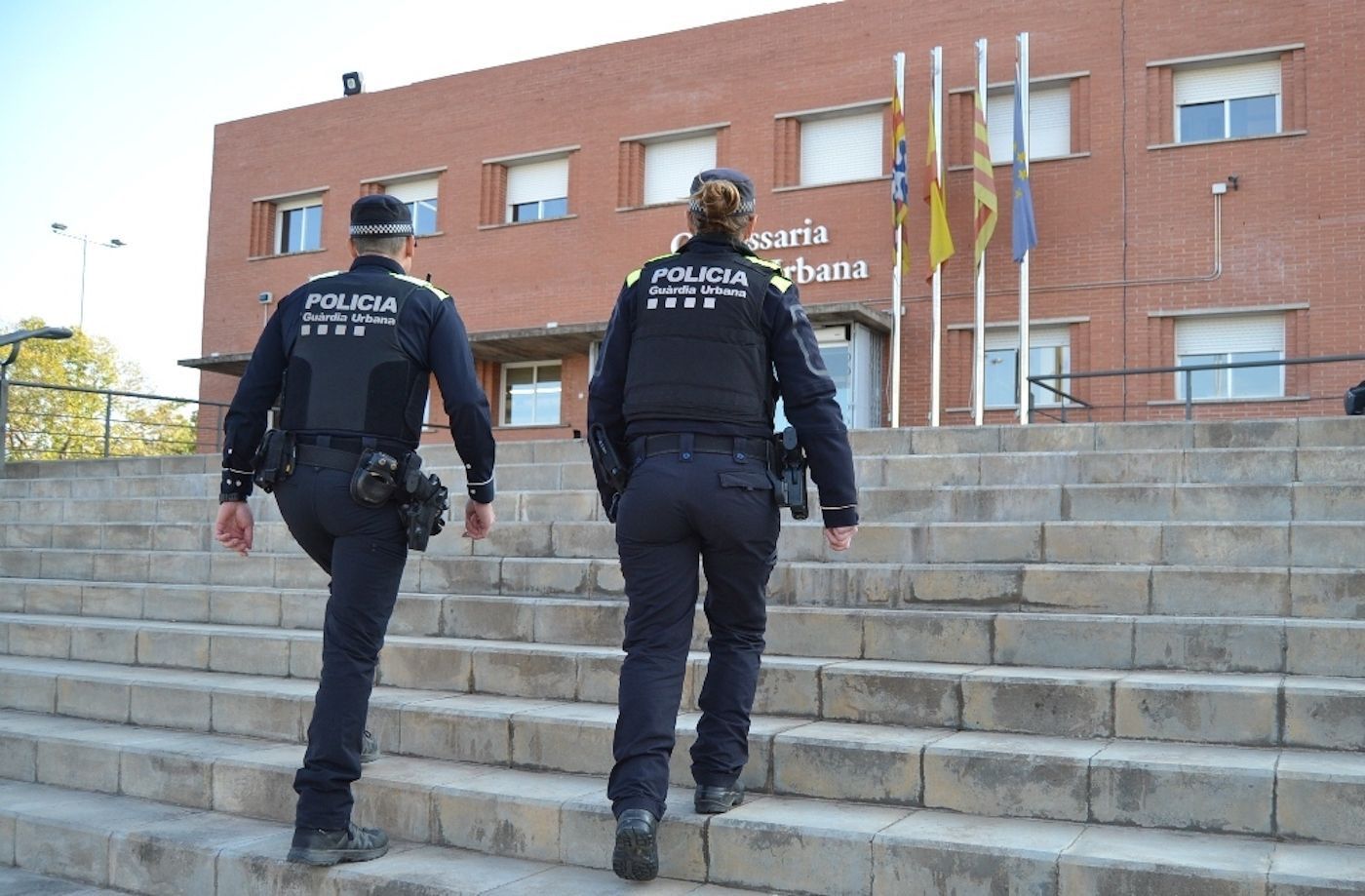 Dos agentes en la comisaría de la Guardia Urbana de Badalona / AJUNTAMENT DE BADALONA