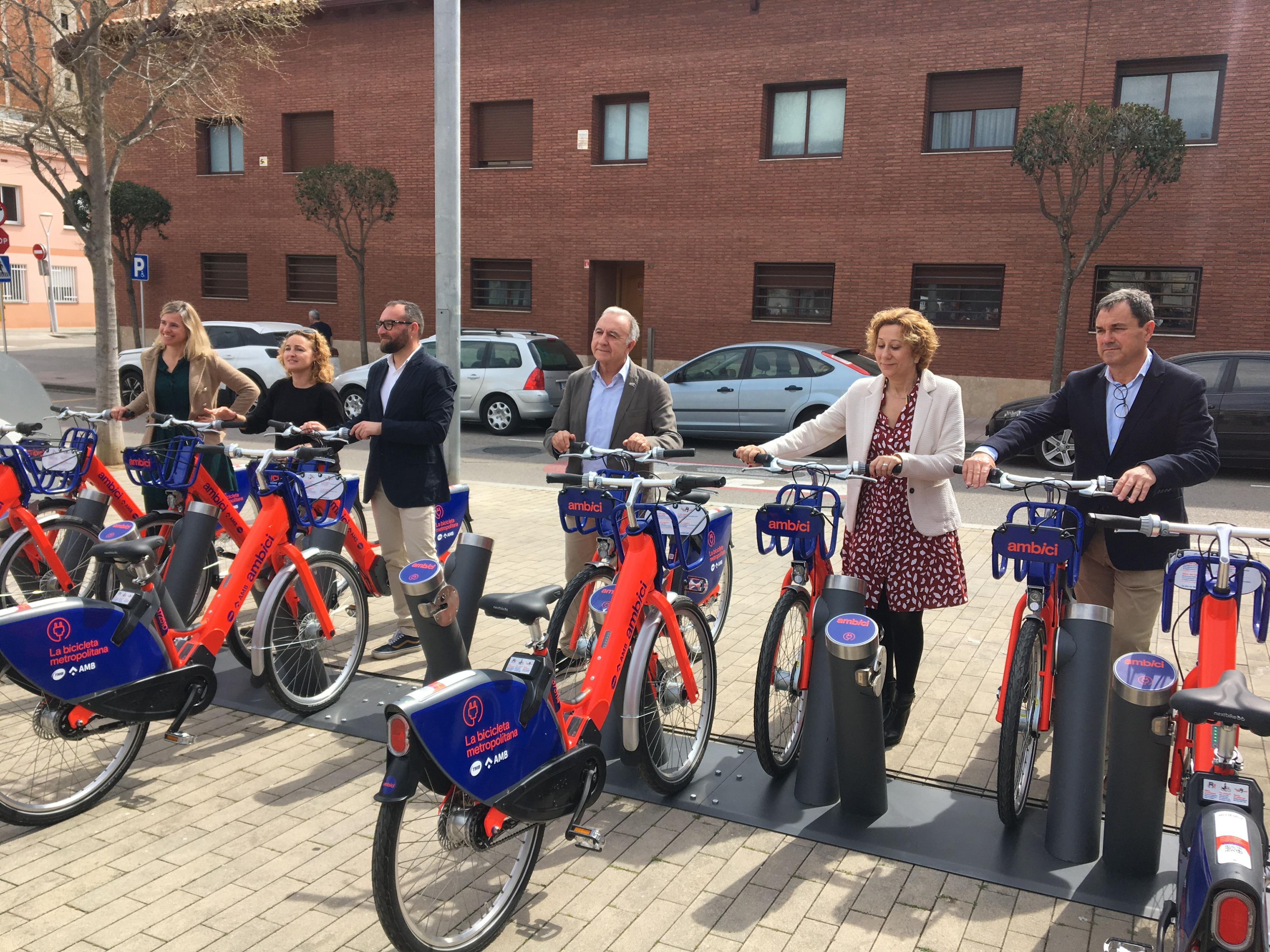 El vicepresidente del AMB, Antoni Poveda, junto a representantes de municipios con AMBici en una estación del servicio / METRÓPOLI - RP