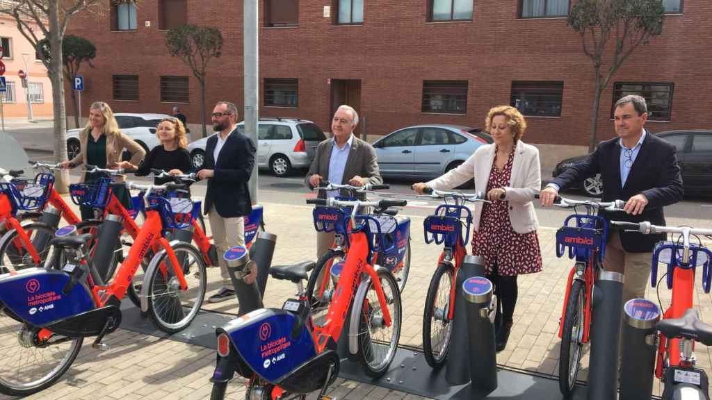 El vicepresidente del AMB, Antoni Poveda, junto a representantes de municipios con AMBici en una estación del servicio / METRÓPOLI - RP