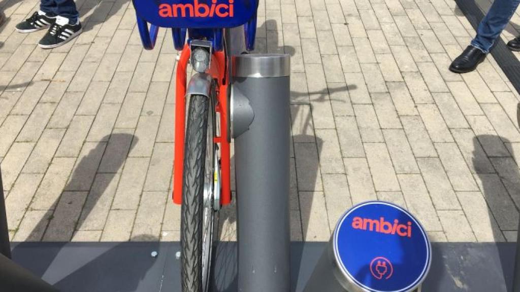 Detalle de un bicicleta de AMBici en una de las estaciones de Sant Joan Despí