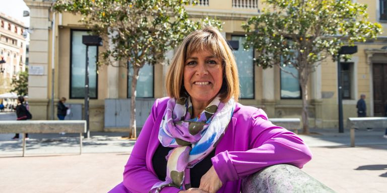 Núria Marín, en la plaza al lado del Ayuntamiento de L'Hospitalet / GALA ESPÍN - METRÓPOLI