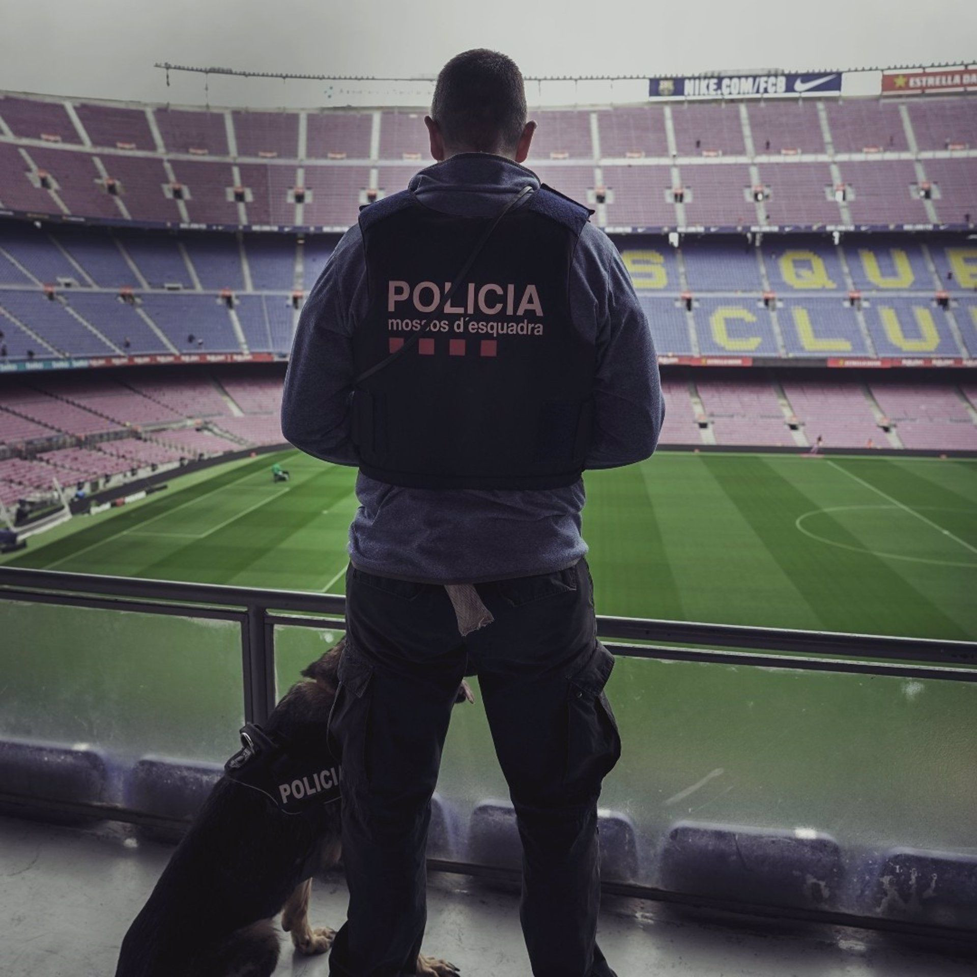 Un agente de los Mossos d'Esquadra en el Camp Nou / MOSSOS D'ESQUADRA