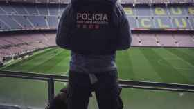 Un agente de los Mossos d'Esquadra en el Camp Nou / MOSSOS D'ESQUADRA