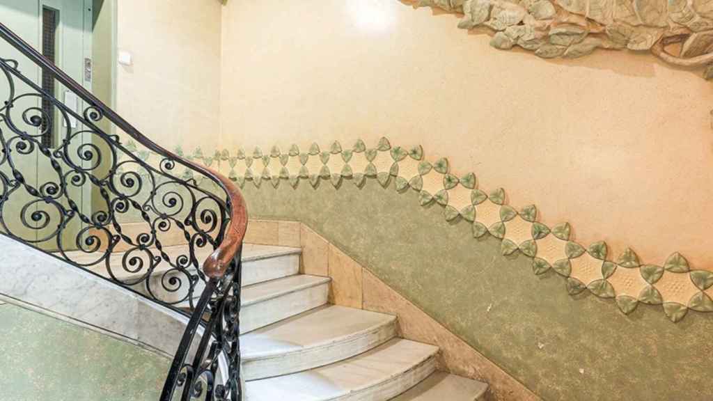 Escalera del piso modernista que está en venta por tres millones de euros en Barcelona / IDEALISTA