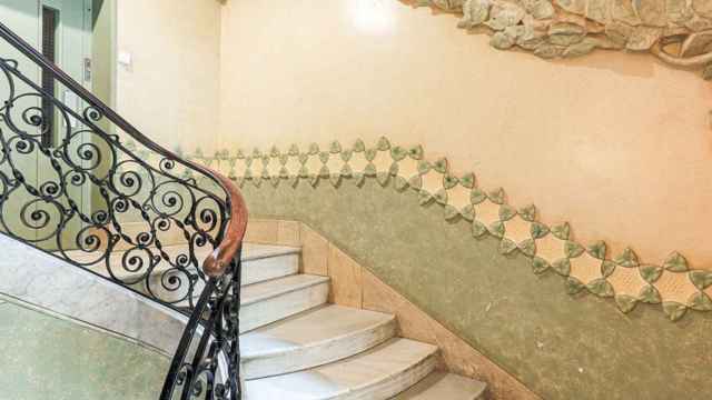 Escalera del piso modernista que está en venta por tres millones de euros en Barcelona / IDEALISTA