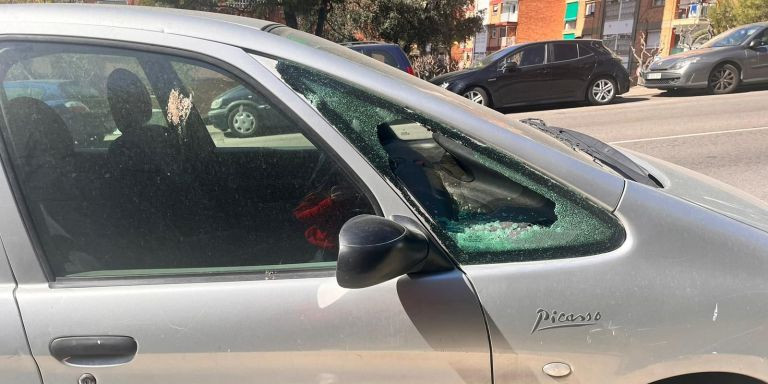 Un coche reventado en Turó d'en Caritg / AV - METRÓPOLI