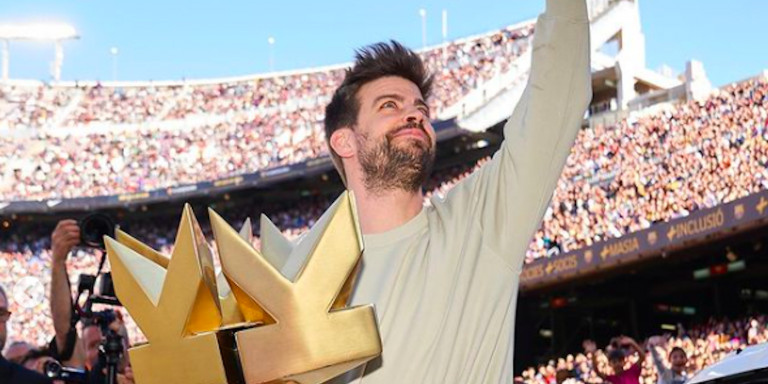 Gerard Piqué con el trofeo de la Kings League en el Camp Nou / KINGS LEAGUE