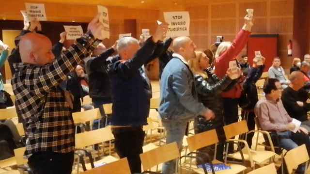 Vecinos de El Carmel boicotean un Consell de Barri en protesta por el caos de los búnkeres / ANDONI BERNÁ - METRÓPOLI