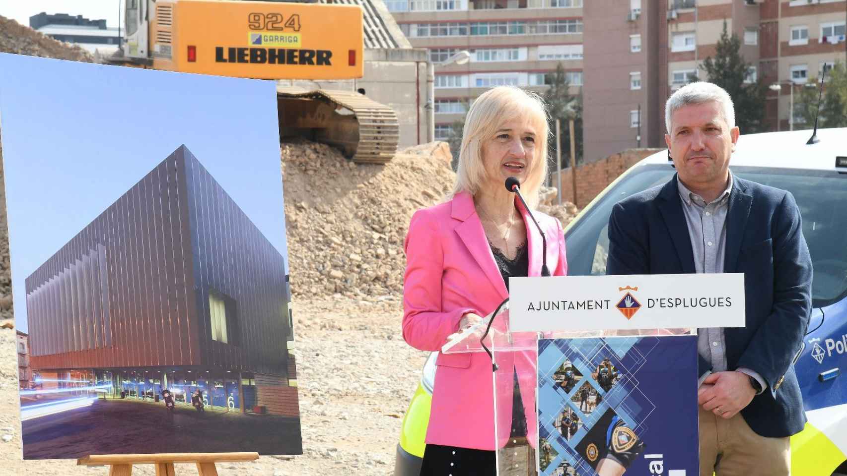 La alcaldesa de Esplugues, Pilar Díaz, y el primer teniente de alcalde, Eduard Sanz, en la presentación de la nueva comisaría