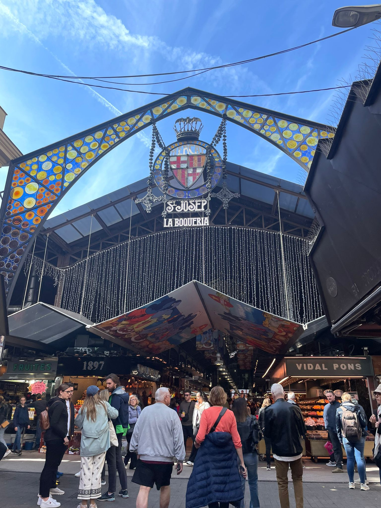 Entrada principal al Mercado de la Boqueria / MA