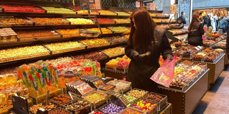 Parada de chocolates de Vidal Pons, en el Mercado de la Boqueria / MA