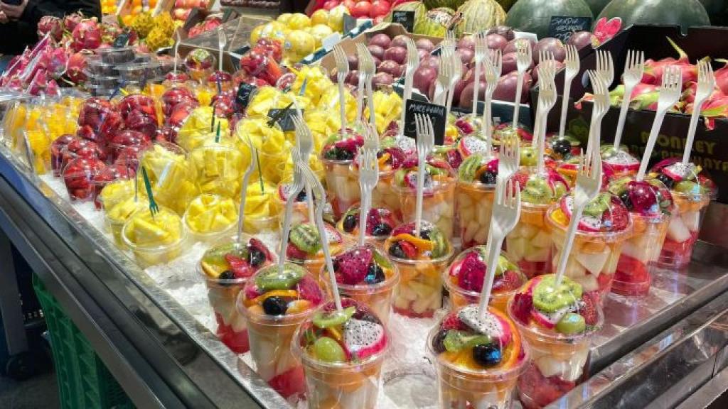 Fruta cortada en una frutería del Mercado de la Boqueria / MA
