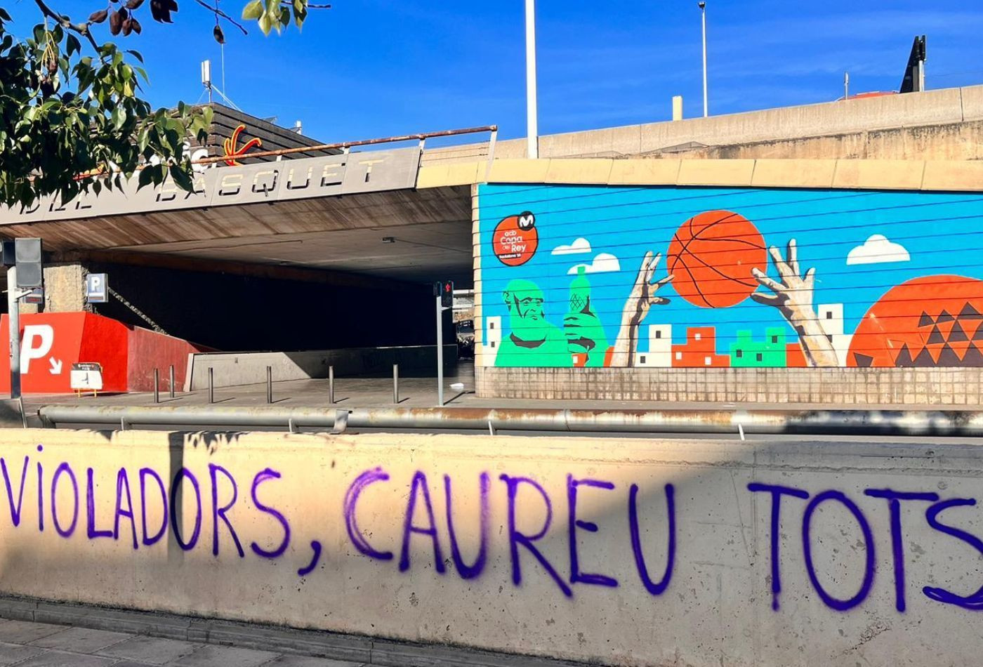 Pintadas en el exterior del centre comercial Màgic Badalona tras la oleada de agresiones sexuales / AV - Metrópoli