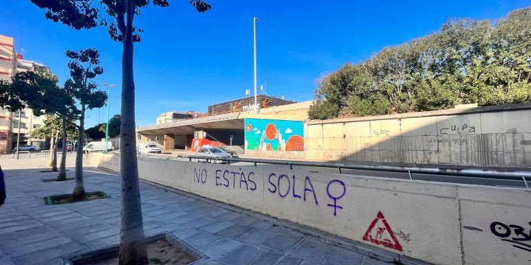 Pintada a las afueras del Màgic Badalona / METRÓPOLI - AV