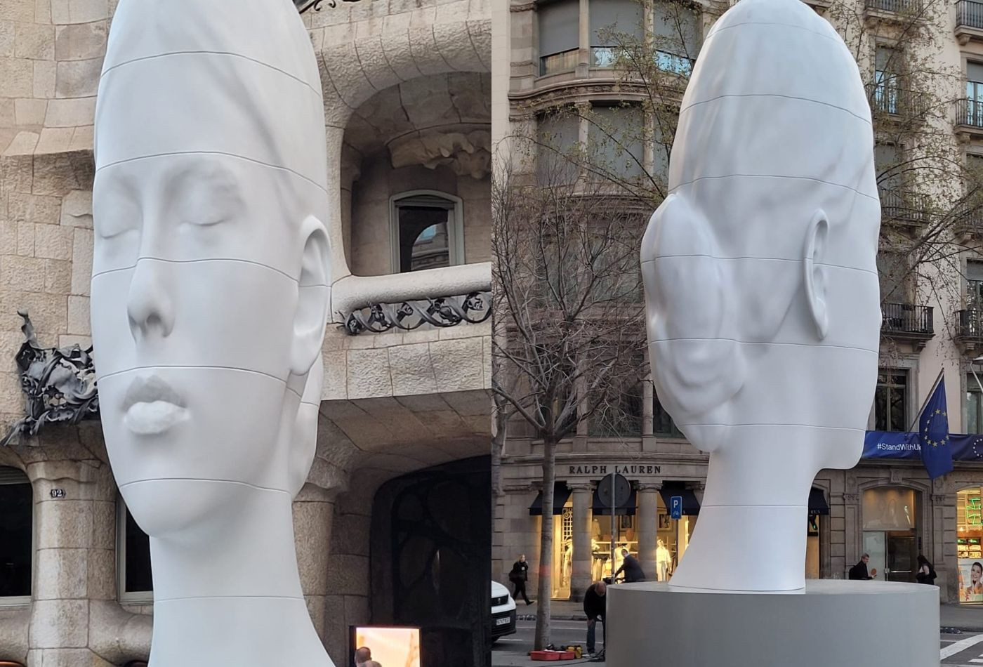 La escultura de Jaume Plensa, colocada frente a La Pedrera / METRÓPOLI