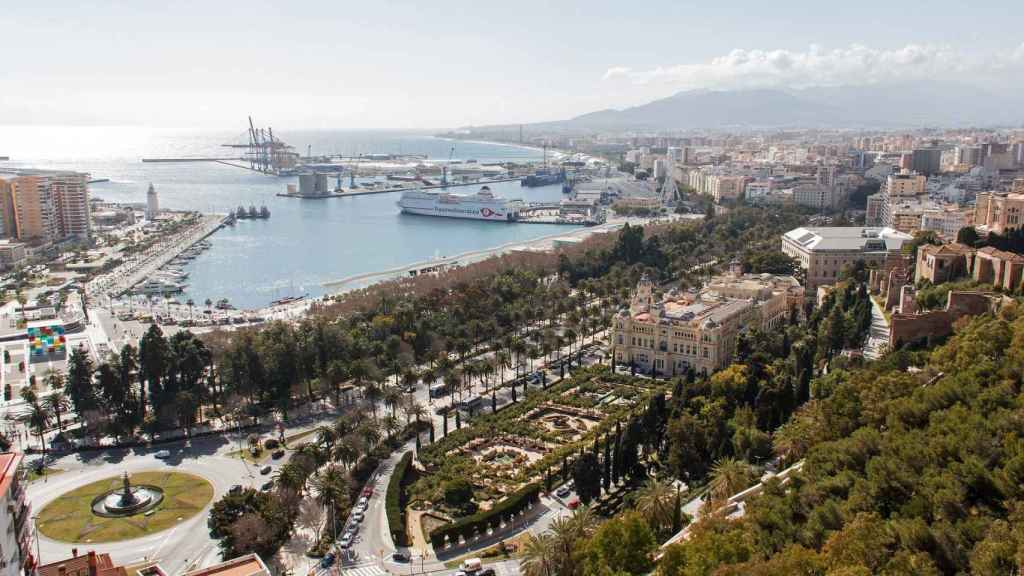 Vista de Málaga y su puerto desde la Alcazaba / PIXABAY