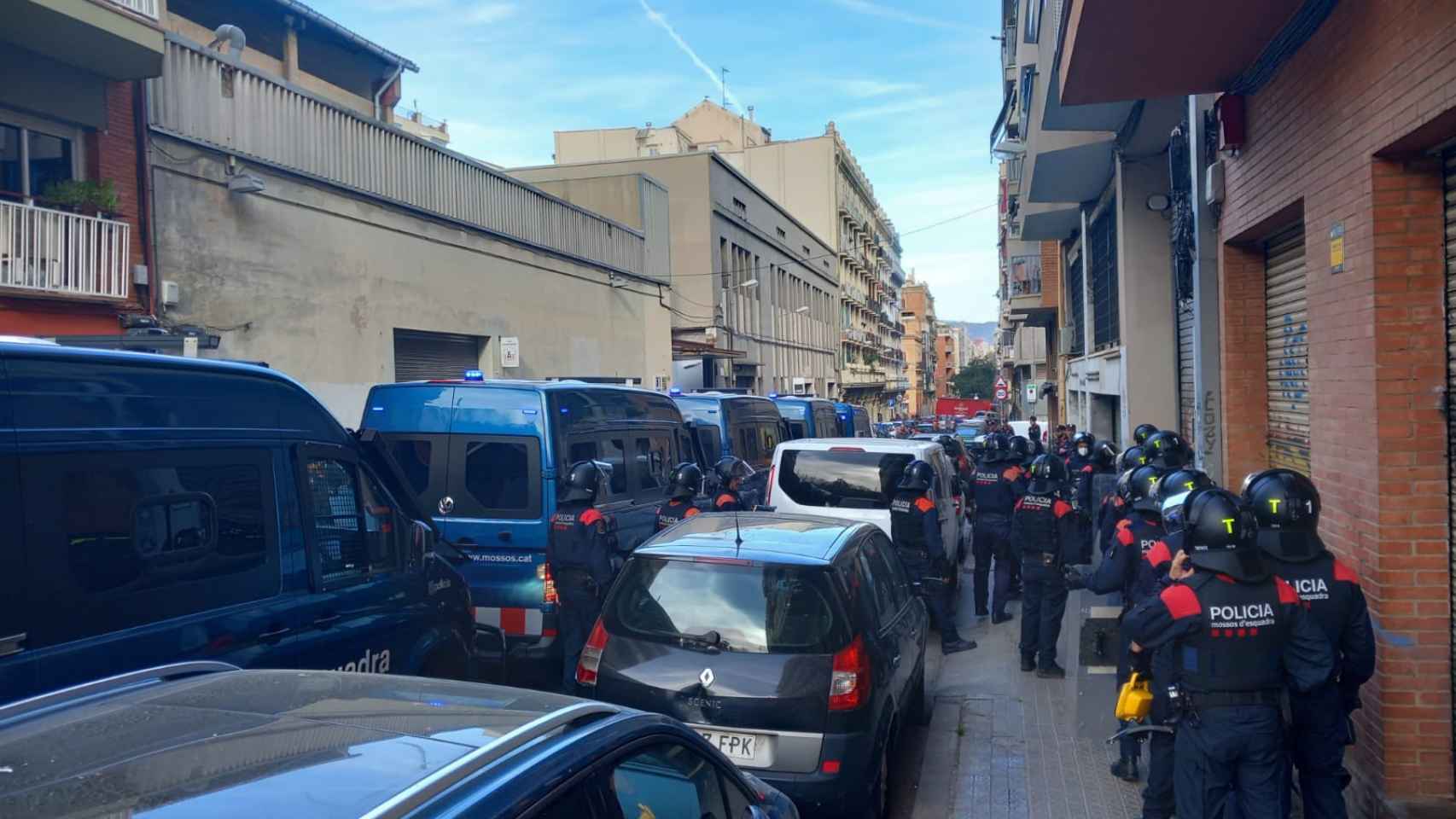 Dispositivo de Mossos d'Esquadra en el Poble-sec / MOSSOS D'ESQUADRA