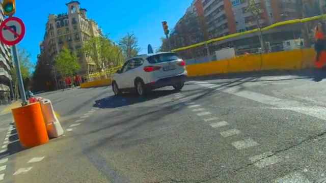 Momento en el que el ciclista se confunde con los semáforos / RRSS (@Circulaseguro1)