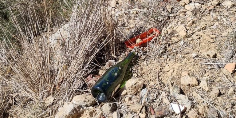 Restos de basura esparcidos por el Turó de la Rovira de Barcelona / CEDIDA