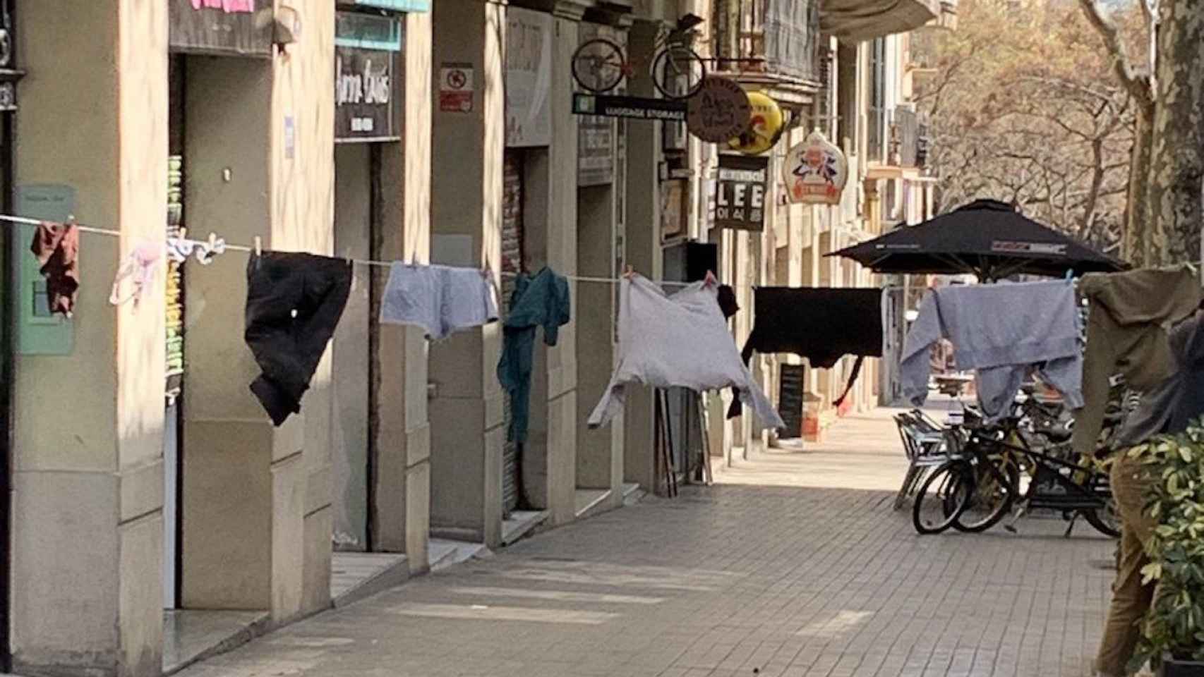 Ropa tendida en medio de la calle Sicilia, en Barcelona / TWITTER