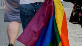 Una persona con una bandera LGTBI