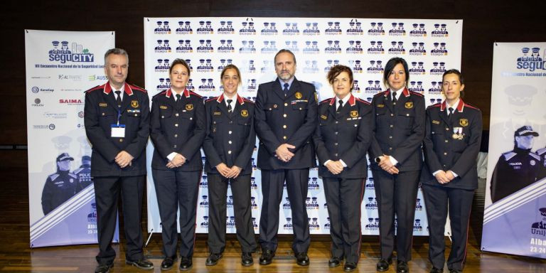 Francisco Ros con los agentes de los Mossos d'Esquadra condecorados al mérito policial / CEDIDA
