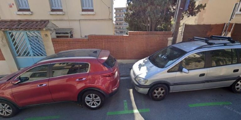 Vehículos estacionados en la calle de Miquel dels Sants Oliver / MAPS