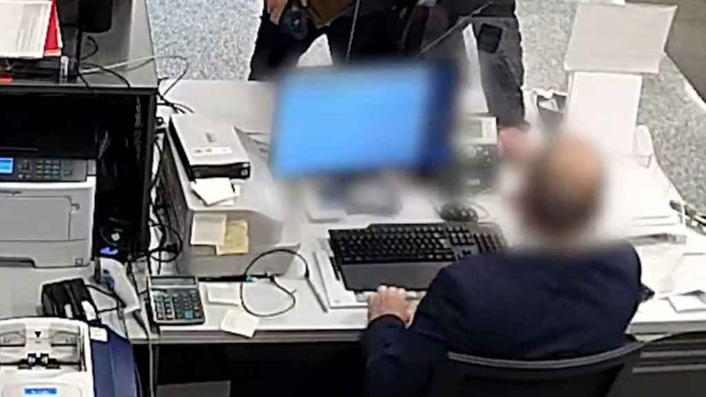 Uno de los estafadores pillado por las cámaras de seguridad del banco / MOSSOS D'ESQUADRA