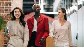 Tres mujeres sonrientes